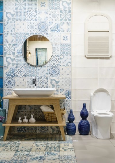 Obkladačky v koupelně jsou klasika. Co byste však řekli jejich novému pojetí? Aplikujte úzký pás vzorovaných kachlíků vertikálně po celém obvodu místnosti. (autor: NavinTar, Shutterstock)