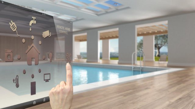 Oblíbenost tzv. inteligentních domácností stoupá. Potvrzuje to i jejich časté využití v prostorách domácích bazénů. (Autor: ArchiVIZ, Shutterstock)