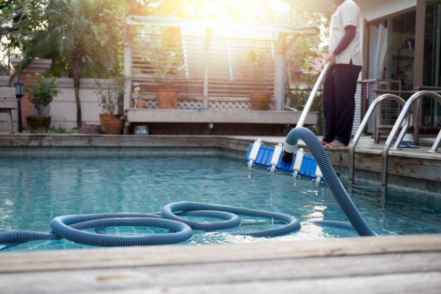Vlastnictví bazénu zahrnuje také pravidelnou údržbu a čištění. Bez toho se prostě neobejdete. (Autor: Bignai, Shutterstock)