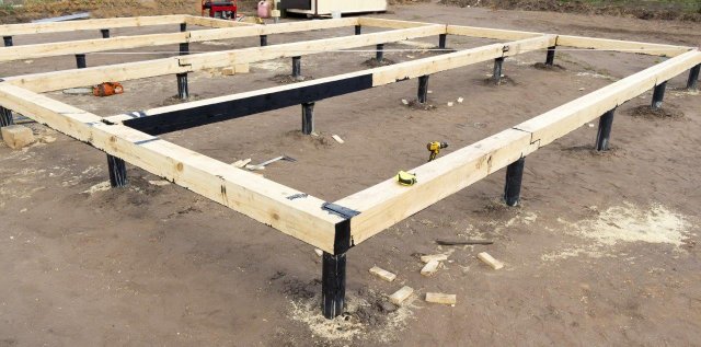 Modulární stavby jsou umisťovány na podkladní konstrukce v podobě hranolů z tvrdého dřeva. (Zdroj: SV Production, Shutterstock)