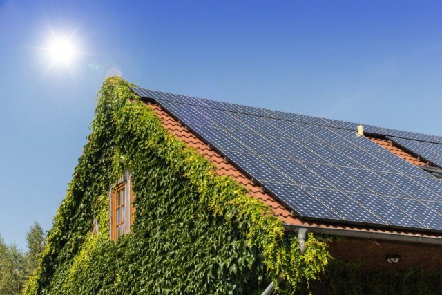 Solární systém je v současnosti jedním z nejpopulárnějších alternativních způsobů výroby elektrické energie, která může snadno pohánět i bojler pro ohřev teplé užitkové či otopné vody. Autor: OFC Pictures, Shutterstock.