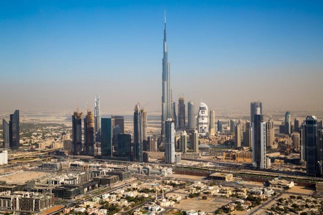 Burdž Chalífa (Dubai) má výšku 828 m, 189 pater a skoro půl čtverečního kilometru hrubé podlažní plochy. (Zdroj: Shutterstock, autor Dmitry Birin)