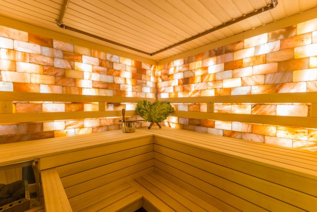 Solná sauna má stěny obloženy solnými cihličkami či kameny. (foto: alhim, Shutterstock)