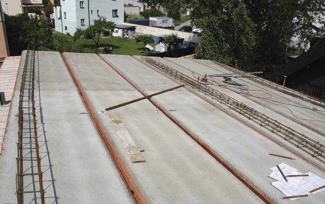 Podélné styky panelů se zalévají betonem