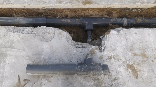 Provedená oprava potrubí PVC spolu s „vyměněným“ kusem