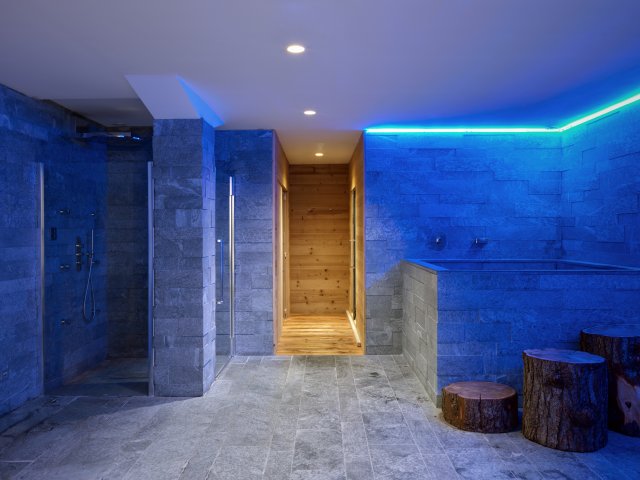 V prostředí saun a wellness center je mastek skvělý díky schopnosti nevstřebávat vodu a akumulovat teplo. Pro dotek bosé nohy je tak velmi příjemný.