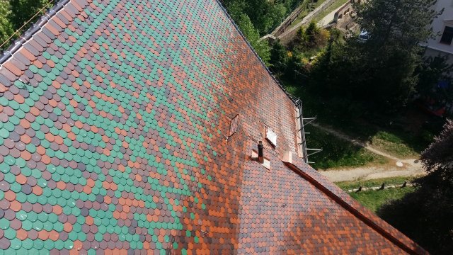 Kostel svatého Jakuba Staršího v Jihlavě disponuje neobvyklým provedením střechy v několika barevných odstínech. Použity byly glazované bobrovky.