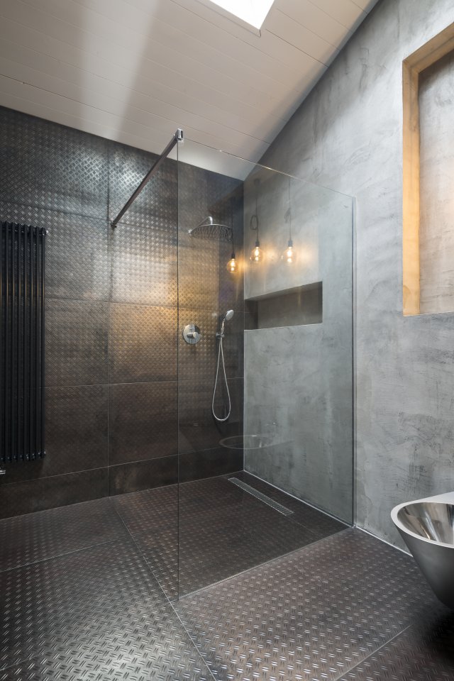 Styl koupelen taktéž navazuje na industriální nádech celého interiéru.