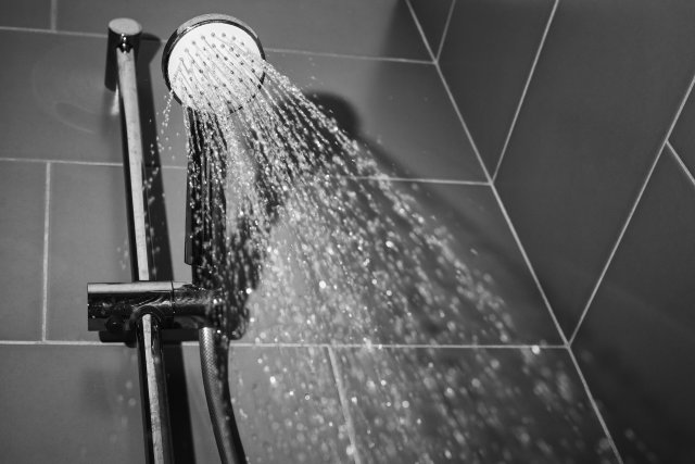 Úsporné sprchové hlavice jsou na trhu dvojího základního druhu: pulzové vytlačující vodu pravidelnými pulzy a pak hlavice, které do vody přimíchávají vzduch. Autor: Sorin Vidis, Shutterstock