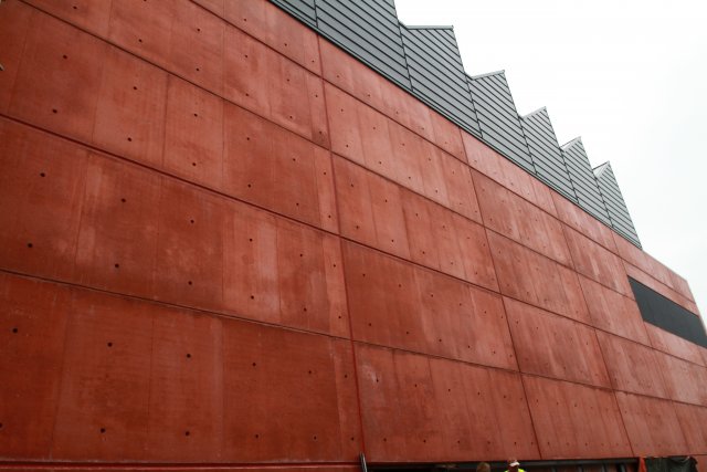 Pro Nové divadlo v Plzni byl vybrán červený odstín barevného betonu COLORCRETE® 