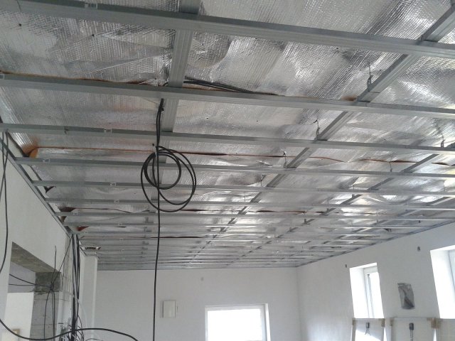 Izolace vzduchové mezery nad stropní konstrukcí, která bude osazena panely stropního vytápění