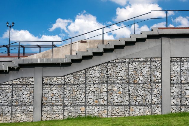 Gabionová stěna z ocelového pletiva tvoří efektní obklad schodiště vedoucí na terasu, foto: TigerStocks