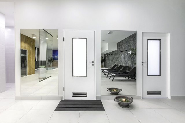 Dveře Higro jsou díky své unikátní povrchové úpravě vhodné i do prostor s vysokou vlhkostí, jako
jsou například saunová centra