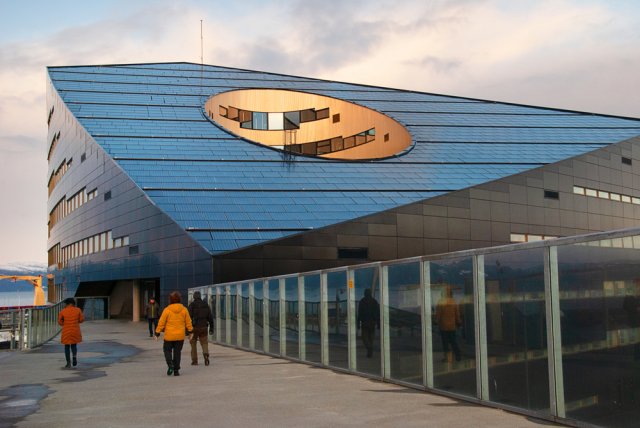 Kancelářská budova Powerhouse Brattørkaia v norském Trondheimu je nejseverněji položenou energeticky pozitivní stavbou. Část jejích fasád a svažující se střecha jsou pokryty fotovoltaickými panely. Foto: tufo, Shutterstock