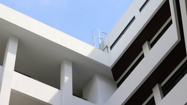 Bílá architektura napomáhá domu odrážet ostré sluneční záření. Foto: Chinnosuke, Shutterstock