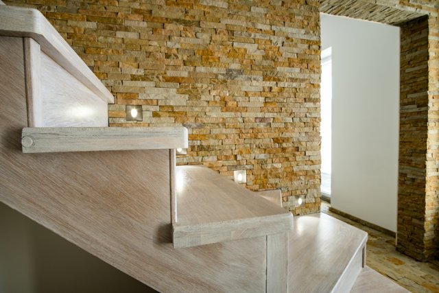 Přírodní pískovec v interiéru výborně akumuluje teplo a navíc vytváří jedinečný design. Foto: Bilanol, Shutterstock