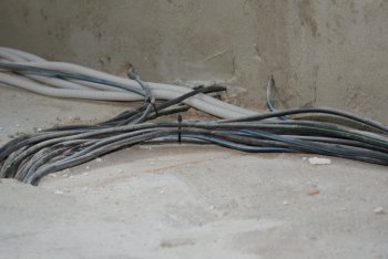 Všudypřítomné kabely na podlaze by v případě pokládky klasických polystyrenových či minerálních desek činily montážníkům potíže. Naproti tomu litý polystyren ThermoWhite bez problémů překryje všechny výstupky a vyplní veškeré dutiny.