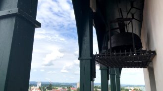 Hodinové zvony na ochozu věže Valdické brány. Foto: Helena Široká