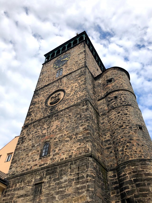 Věž Valdické brány je vyzděna z kamenného zdiva a tyčí se do výšky 52 metrů. Foto: Helena Široká