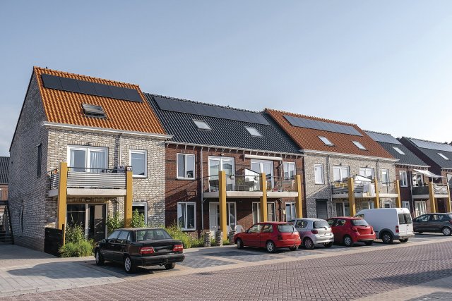 Sluneční architektura zahrnuje práci s orientací domů, s barvami střech a fasád, se stínicími předměty na oknech i fasádách či s okolím domu (ilustrační foto).