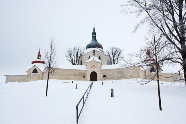 Ambity obklopující centrální kostel jsou postaveny ve tvaru desetiúhelníku s konkávně prolomenými stěnami. Zdroj: Lubos Chlubny