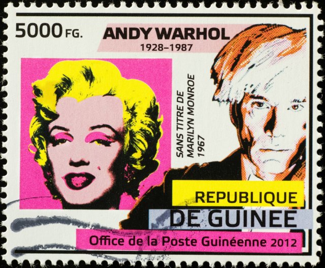 Warhol koloroval fotografie mnoha různými způsoby, výrazných efektů docílil barevným posunutím některých ploch ve vrstvách (například rtů a očních stínů). Byl tak schopen měnit celkový výraz tváří zpodobněných osob – například Marilyn. Zdroj: spatuletail