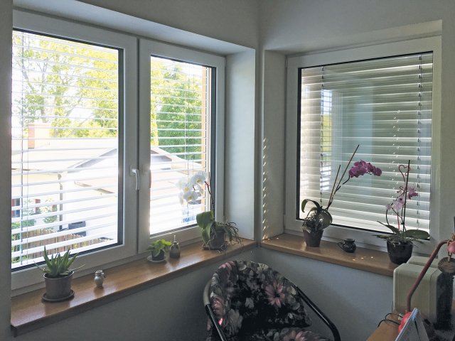 Osluněná okna je ideální stínit venkovní žaluzií nebo roletou.