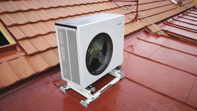 Tepelné čerpadlo VILATECH typ PW030-R8 na střeše domu hlavně v letních měsících chladí jednu z bytových jednotek, umístěnou pod střechou bytového domu v Praze Liboci.