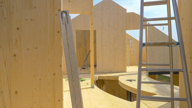 Výstavba z masivních dřevěných panelů typu CLT. Foto: Flystock