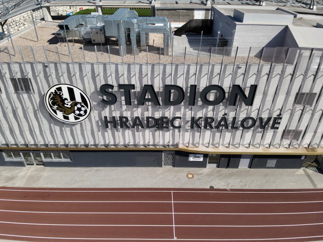  Výstavba nového stadionu započala v únoru 2021. Zdroj: archiv FC Hradec Králové, a.s.
