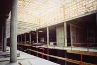 Stavba KOC Nový Smíchov, kde byly uplatňovány zvýšené požadavky na pohledový beton, např. spáry bednění sloupů musely být orientovány podélně s pasáží