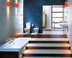 Navrhovat koupelnu v rodinném domku poskytuje mnoho možností libovolného utváření prostoru, využívání rozdílů úrovní, výklenků, zídek a osvětlení - na obrázku keramika a skříňky Varius s vanou Clarissa.