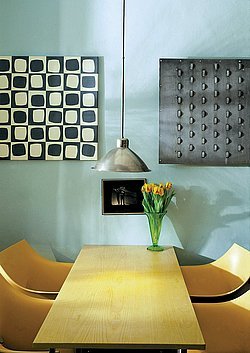 Barevné interiéry jsou módní a oblíbené také díky tomu, že barevné tónování nátěrů je snadné a cenově dostupné.