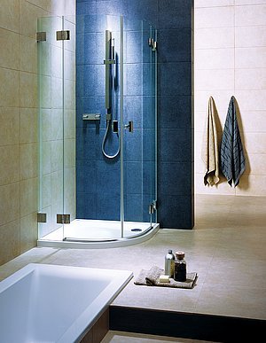 Sprchové kouty Niven jsou nejen elegantní alw díky konstrukci stěnových konzol a tloušťce skla 6/8 mm velice pevné a stabilní.