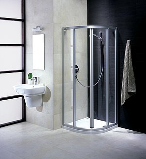 Rovné plochy profilů sprchových koutů Vigor v matném stříbrném provedení s výrazně tvarovanými hranami navazují na současný trend v oblasti koupelen.