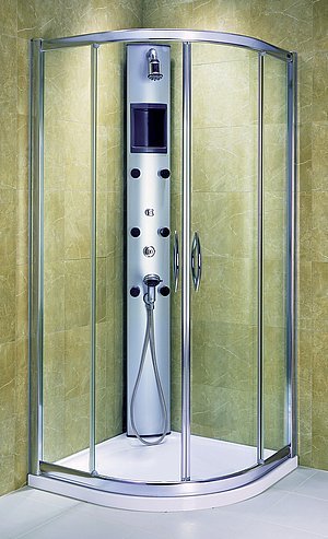 Čtvrkruhové sprchové kouty Akcent Plus byly vyvinuty s ohledem na potřeby a požadavky uživatelů, kteří jistě ocení nový, ještě lepší systém pro pohodlné odklonění dolní části dveří a tím snadné čištění.