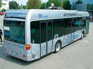 Jeden z 36 autobusů Mercedes-Benz poháněných palivovými články. Tyto autobusy po dva roky jezdí v rámci projektu CUTE v dvanácti evropských městech.