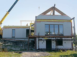 Obr.2: Montování domu z jednotlivých certifikovaných stavebních dílců s materiály FERMACELL