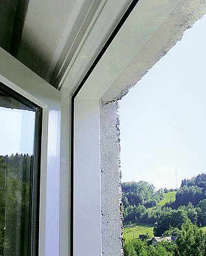Detail osazeného okna s Rámem 115 4-K v panelové soustavě 070