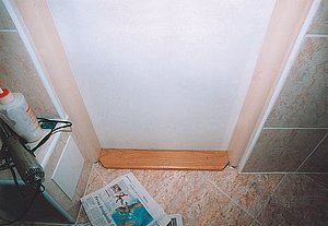 Obr. 8: Polodetail spodní části křídla 
dveří koupelny – chybějící odvětrávací 
průduchy, jak v křídle, tak případně 
v příčce stěny
