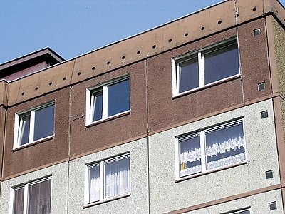 Panelový dům OP1.21 s okny opatřenými in. ltrací s využitím rekuperace
