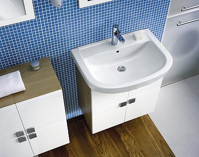 Koupelnový nábytek Primo zaujímá klasickým tvarem a originálním spojením s keramikou.