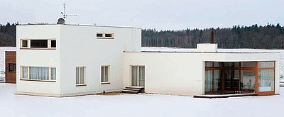 Obr. 1: Originálně řešený rodinný dům postavený z přírodního keramického materiálu Liapor upoutává pozornost svým moderním architektonickým pojetím. Je dobře zvolenou formou pro dané místo a prostředí. Vypadá menší, než ve skutečnosti je, což byl záměr investora, který autorka projektu i prováděcí firma splnily.