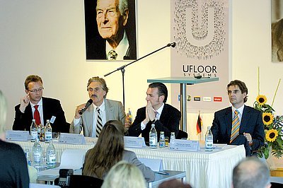 Z tiskové konference (zleva - Klaus Stolzenberger, ředitel marketingu; Dr. H.Werner Utz, předseda představenstva; Thomas Müllerschön, člen představenstva; Maarten jan Leppink, člen představenstva)