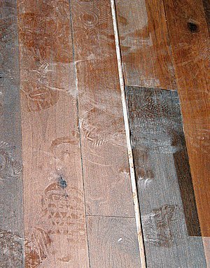 Obr. 6: Dilatační spára mezi vytápěným a nevytápěným po­vrchem, která je přiznána i po pokládce dřevěných palubek