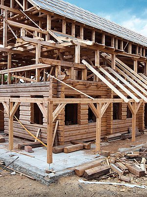 Rozestavěná dřevěná skeletová stavba