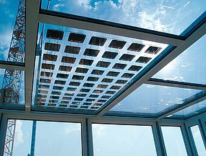 Do velkých prosklených stěn je vhodné začlenit panely izolačních skel s fotovoltaickými články, které vyrábějí elektřinu a zároveň slouží jako stínění.