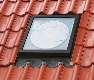 Obr. 5: Světlovod při pohledu na střechu se jeví jako ploché střešní okno menších rozměrů. Výhodou tohoto řešení oproti světlovodům s obvyklou kopulí je především minimální narušení vzhledu střechy.