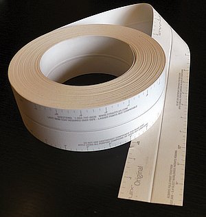 Obr. 1: Pásky Strait-Flex jsou dodávány v rolích, rohové pásky jsou opatřeny falcováním v místě ohybu. Pohled na roli s páskem Strait-Flex Original.