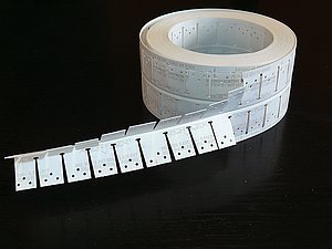 Obr. 2: Pásek Strait Arch Flex pro oblouková ostění a jiné obloukové tvary. Odtržením perforovaných okrajů pásky lze pásek použít pro vyztužení rohů nad oblouky.